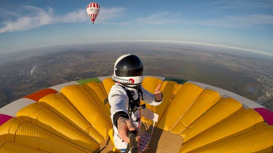 Franzose schwebt auf Hei&szlig;luftballon stehend &uuml;ber 4000 Meter hoch