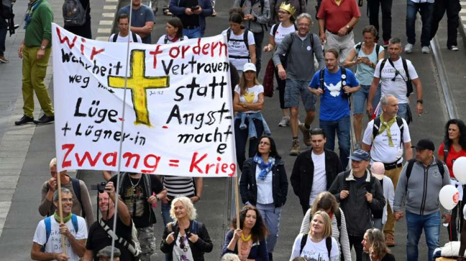 Corona-Gegner missachten Abstandsregel - Beginn der Demonstration verzögert sich