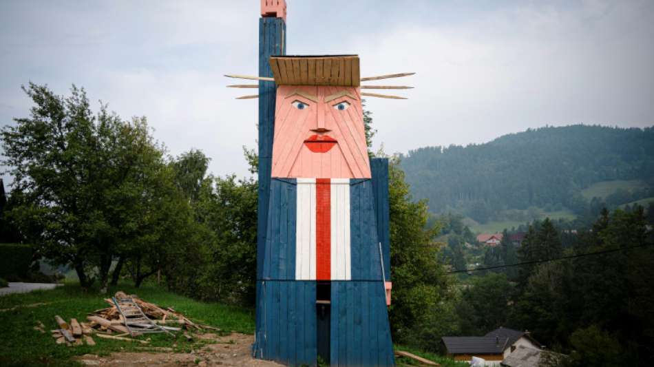 Trump-Holzfigur in slowenischem Dorf niedergebrannt