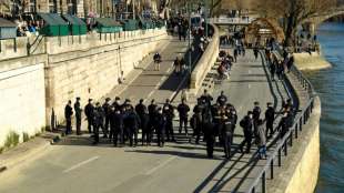 Polizisten r&auml;umen volle Seine-Quais in Paris