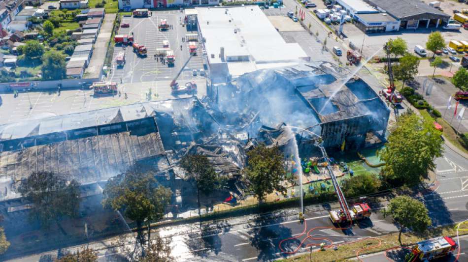 Großbrand lässt Abenteuerspielhalle in Recklinghausen teilweise einstürzen