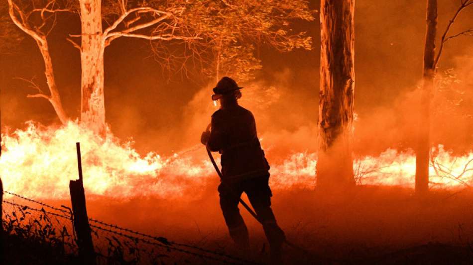 Helfer in Australien versuchen zu von Feuern eingeschlossenen Menschen zu gelangen