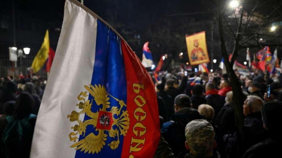 Hunderte pro-russische Demonstranten ziehen durch Belgrad