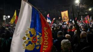 Hunderte pro-russische Demonstranten ziehen durch Belgrad