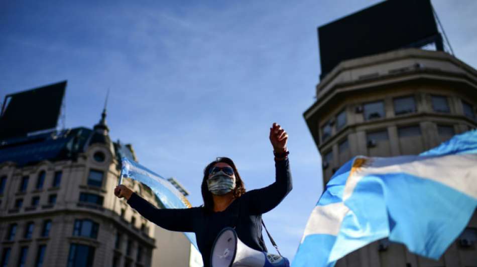 Menschen in Buenos Aires protestieren gegen striktere Corona-Ma&szlig;nahmen