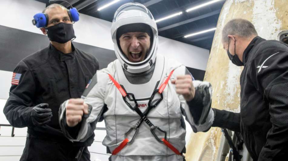 Freudentanz nach Rückkehr von vier Astronauten mit SpaceX-Kapsel zur Erde
