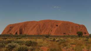Hunderte Touristen klettern vor Schließung auf Uluru-Fels in australischer Wüste