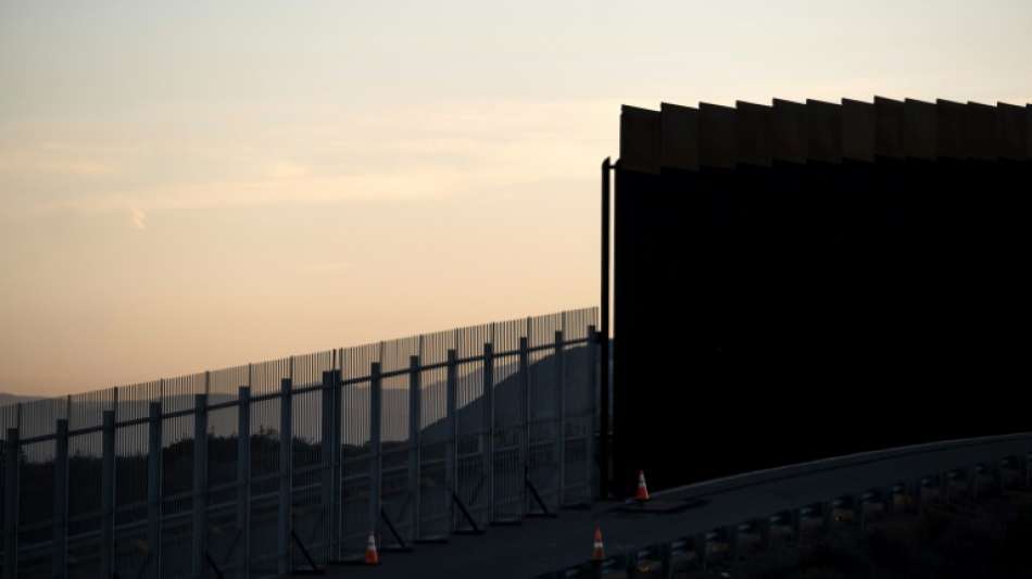 Zwei kleine M&auml;dchen von Unbekannten &uuml;ber die Grenzmauer in die USA geworfen