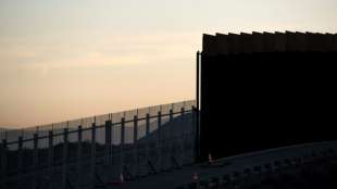 Zwei kleine Mädchen von Unbekannten über die Grenzmauer in die USA geworfen