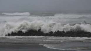 Starker Taifun "Hagibis" trifft in Japan auf Land