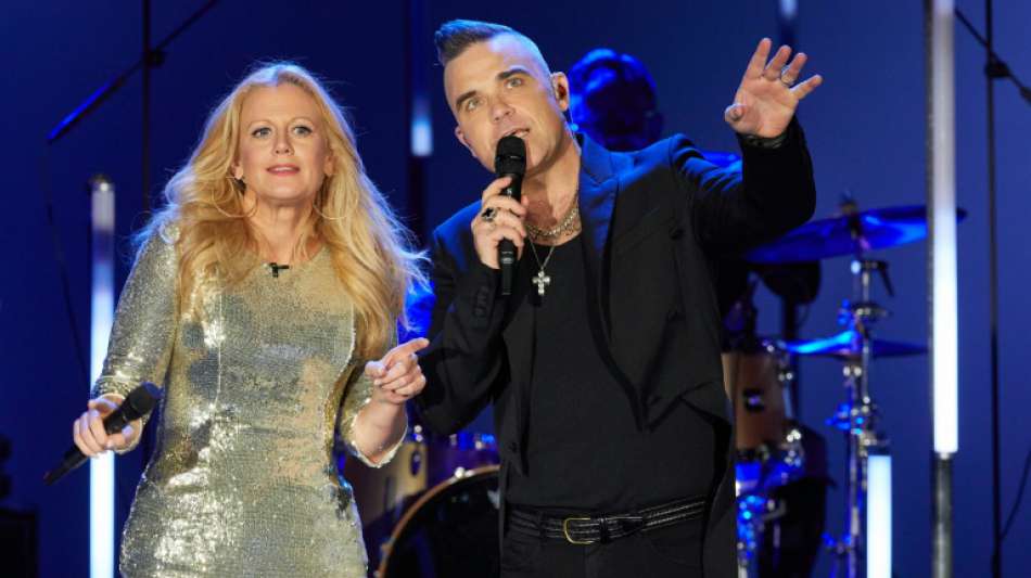 Macho unterm Weihnachtsbaum: Robbie Williams lässt sich gerne bedienen