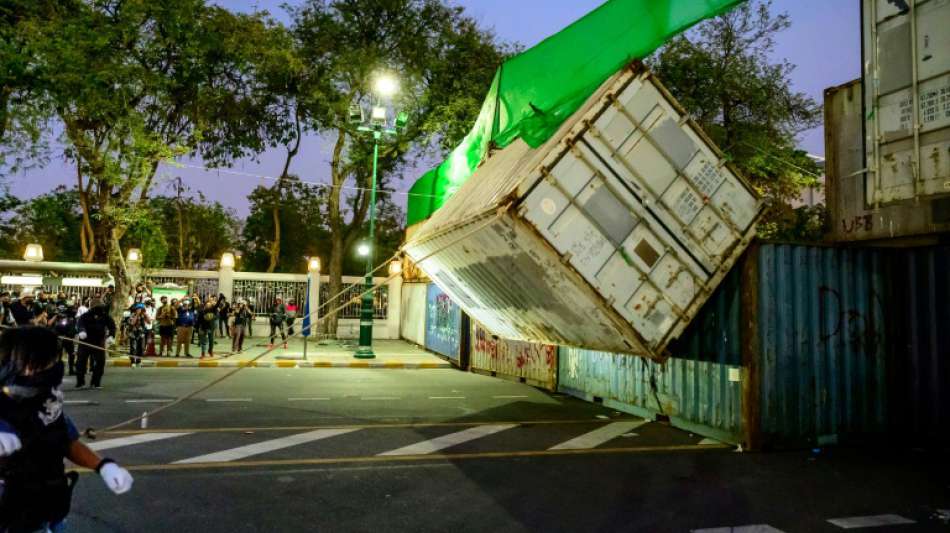 Gewaltsame Zusammenst&ouml;&szlig;e zwischen Polizei und Demonstranten in Bangkok