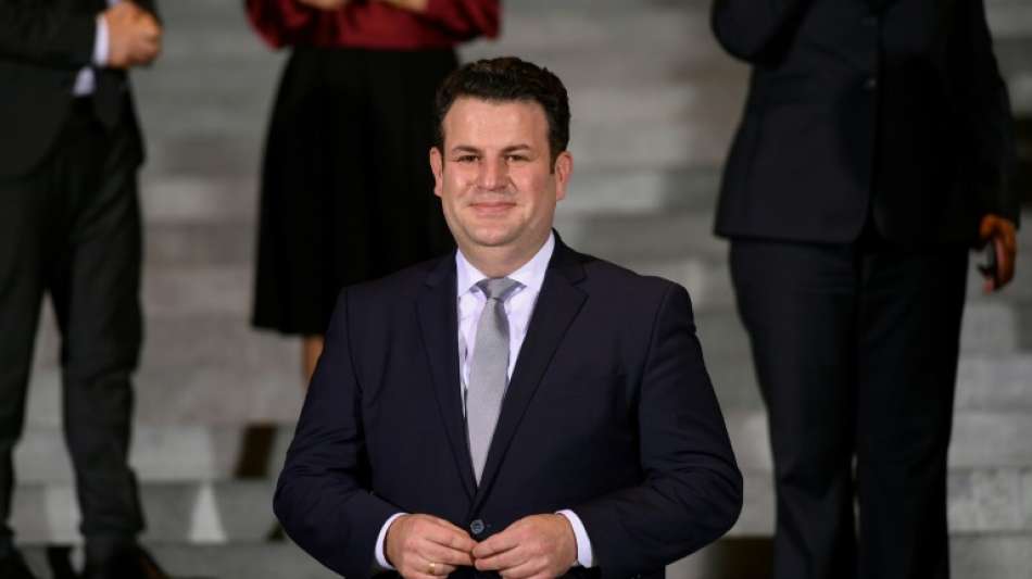 Mindestlohn soll zum Oktober auf zw&ouml;lf Euro steigen - Kabinett beschlie&szlig;t Gesetz