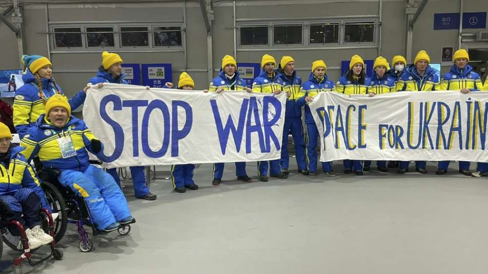 Ukraine mit Anti-Kriegsbanner - Deutschland mit Solidarit&auml;tsaktion