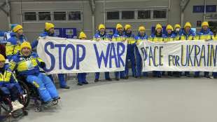 Ukraine mit Anti-Kriegsbanner - Deutschland mit Solidarit&auml;tsaktion