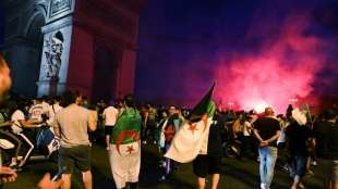 Feiern zum Fußball-Sieg Algeriens schlagen in Frankreich in Gewalt um