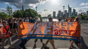 Aktivisten blockieren Main nach Seebrücke-Demo in Frankfurt