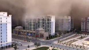 Heftiger Sandsturm hüllt chinesische Stadt Dunhuang in braune Wolke