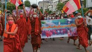 M&ouml;nche demonstrieren gegen Milit&auml;rjunta in Myanmar