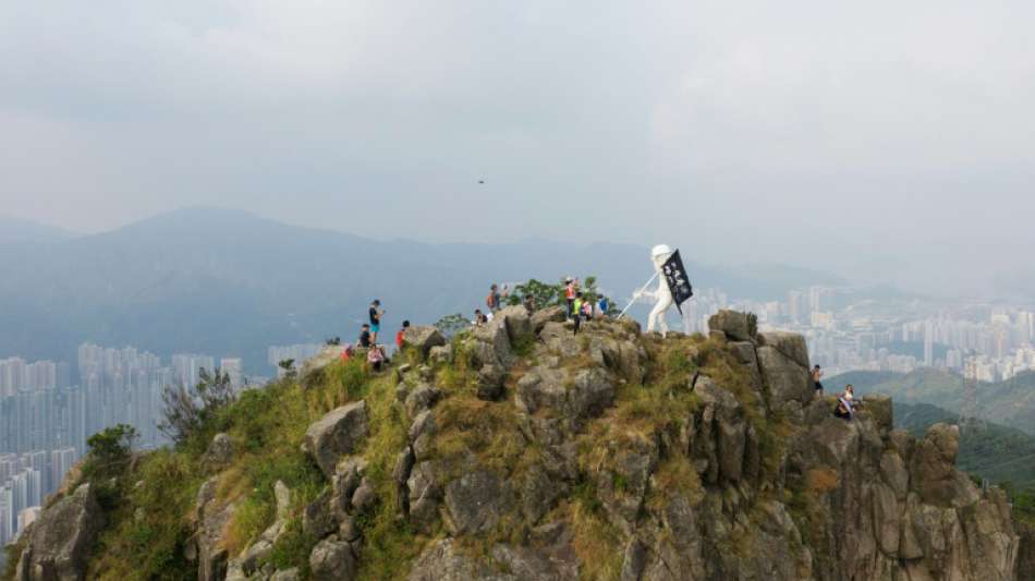Demokratie-Aktivisten errichten Statue auf Hongkonger Berg