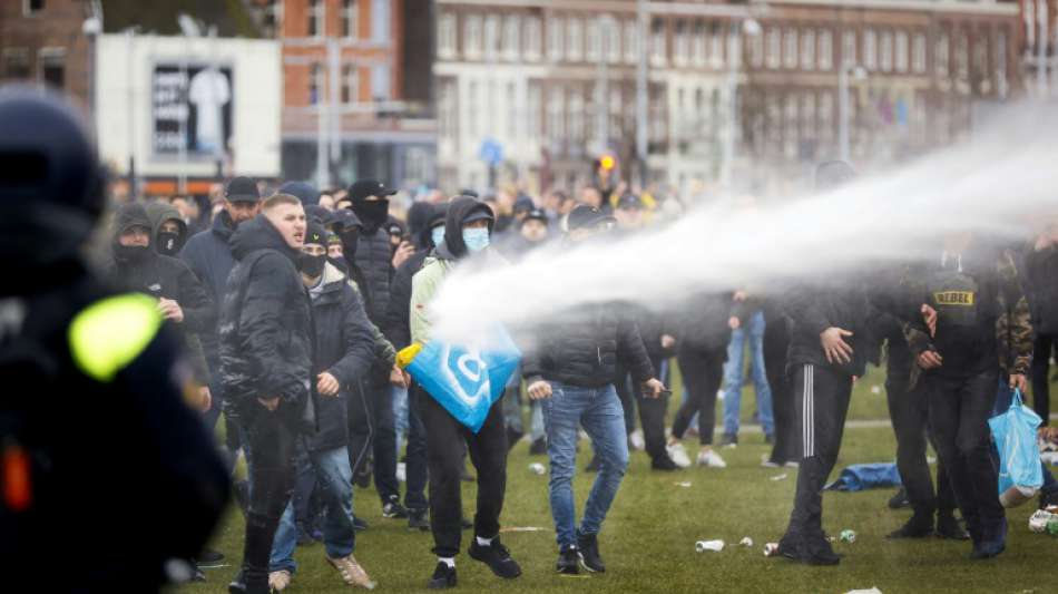 Ausschreitungen bei Protesten gegen Corona-Ausgangssperre in den Niederlanden