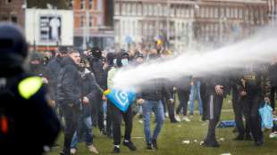 Zusammenstöße bei Protesten gegen Corona-Ausgangssperre in den Niederlanden