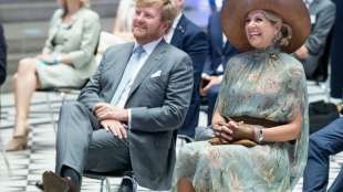 Niederl&auml;ndisches K&ouml;nigspaar informiert sich &uuml;ber Photonik- und Quantenforschung