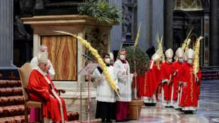 Papst feiert Palmsonntagsmesse mit nur wenigen Gläubigen