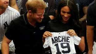 Baseball-Shirt und Strampler für Baby Archie bei MLB-Europa-Premiere