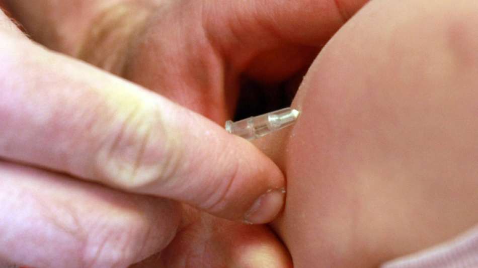 Merkel sagt in Davos weitere Unterstützung von Impfallianz zu