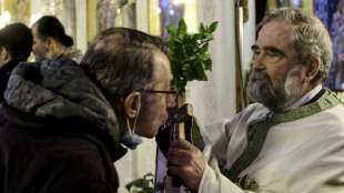 Griechisch-orthodoxe Christen feiern trotz Corona-Pandemie Dreikönigsfest