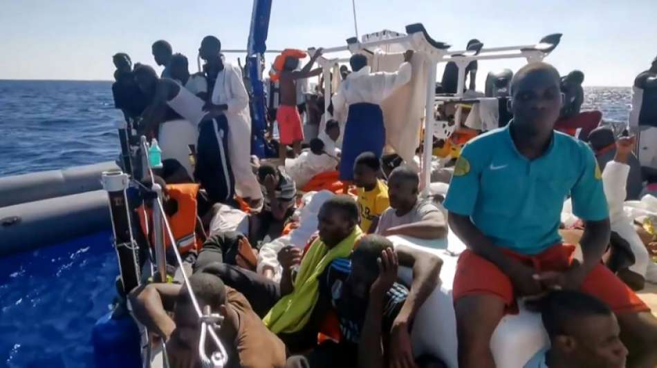 Italienische Küstenwache nimmt 49 Flüchtlinge von Banksy-Schiff auf