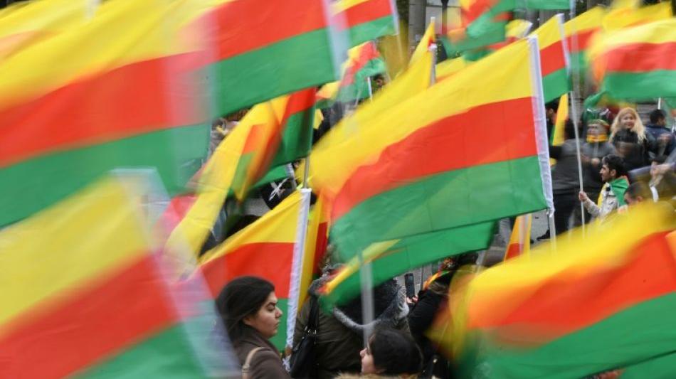 POLITIK: Zehntausende Kurden gehen in Frankfurt auf die Stra