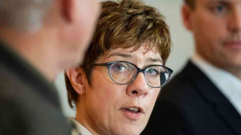 Kramp-Karrenbauer lehnt Macrons Forderung nach europäischem Mindestlohn ab