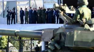 Bolsonaro nimmt ungew&ouml;hnliche Milit&auml;rparade in Bras&iacute;lia ab