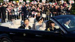 Zehntausende Japaner jubeln Kaiser Naruhito bei seltener Parade zu
