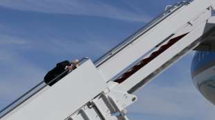 Biden stolpert auf dem Weg in die Präsidentenmaschine