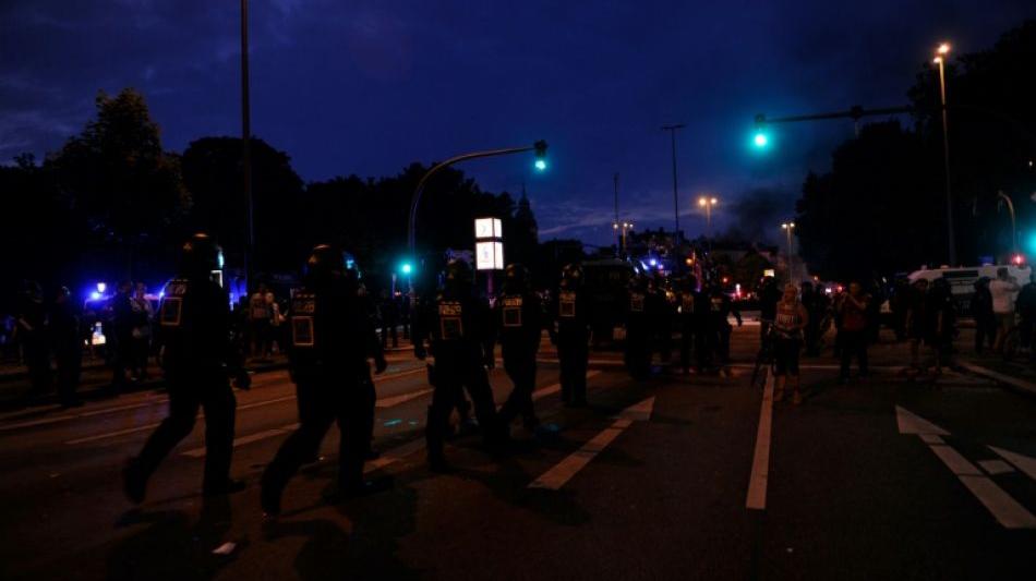 G20 - Erneut Krawalle in Hamburg - Polizei setzt Wasserwerfer ein