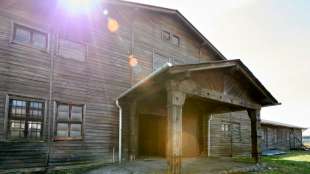 Essen und Party inmitten der Holocaust-Hölle