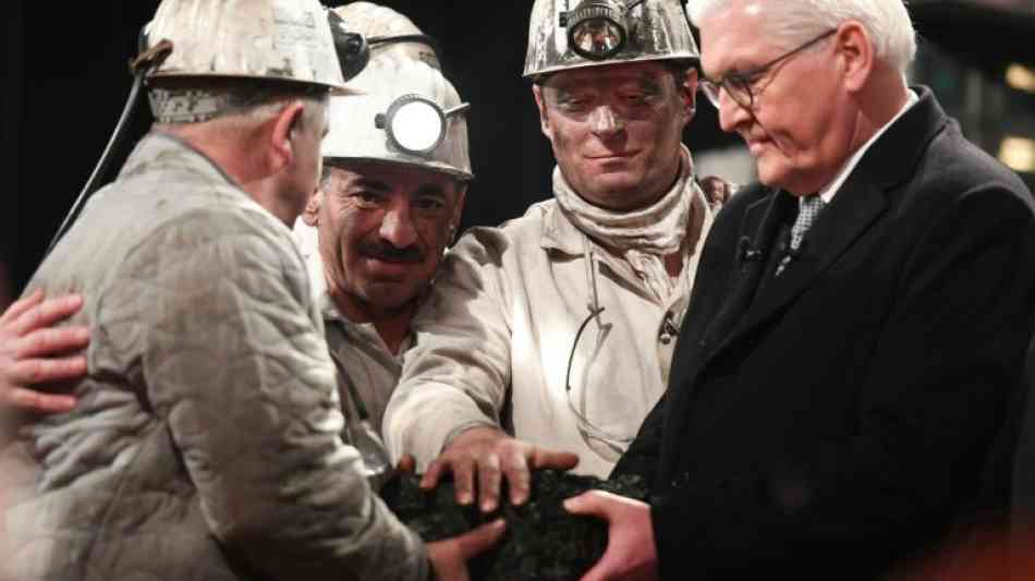 Bergleute übergeben Steinmeier letztes in Deutschland gefördertes Stück Steinkohle