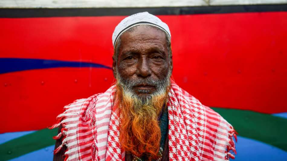 Orange statt grau: Ältere Männer setzen in Bangladesch auf gefärbte Bärte