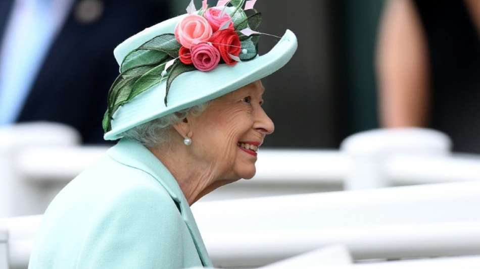 Queen Elizabeth II. besucht Pferderennen in Ascot
