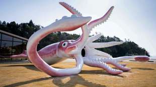 Japanische Stadt baut mit Corona-Hilfsgeldern riesige Tintenfisch-Statue 