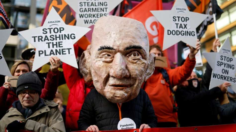 Extinction Rebellion blockiert Amazon-Versandzentren in Gro&szlig;britannien