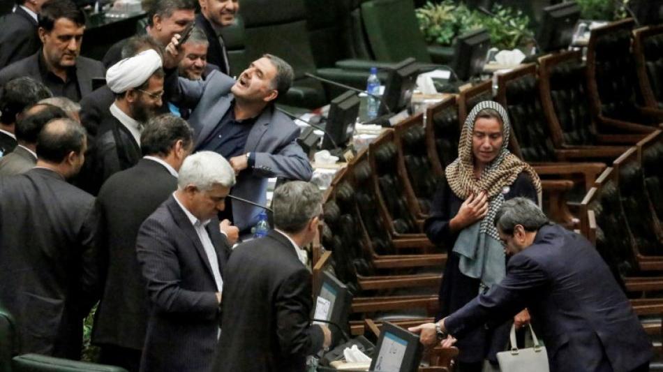 Irans Abgeordnete ziehen sich Tadel für Mogherini-Selfies zu
