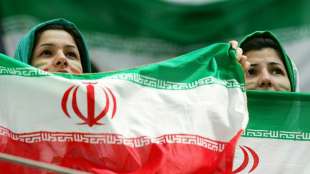 Nach 40 Jahren Verbot: Knapp 3500 Frauen dürfen Fußballspiel in Teheran schauen