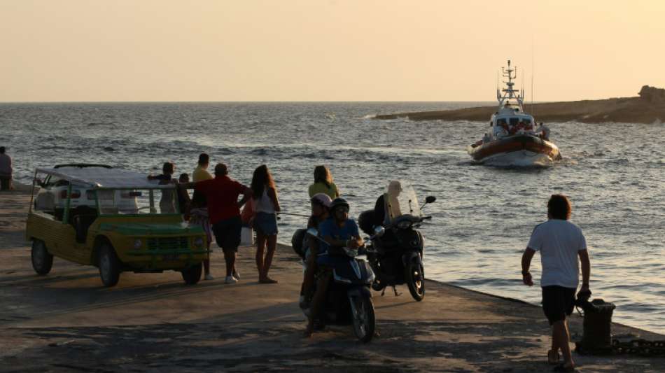 Rund 450 Migranten in altem Fischerboot nach Lampedusa gebracht