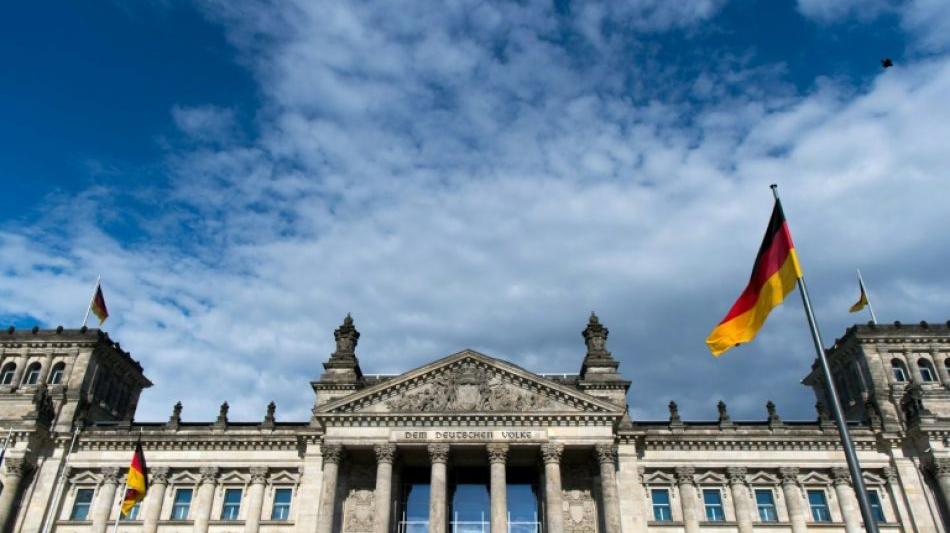 Chinesische Touristen zeigen Hitlergruß vor Reichstagsgebäude