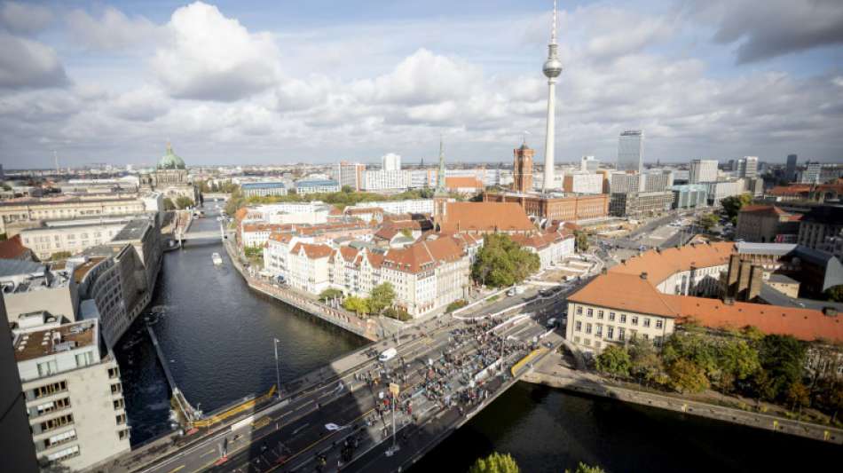 Klimaschutzaktivisten blockieren mehrere Straßenbrücken in Berlin 