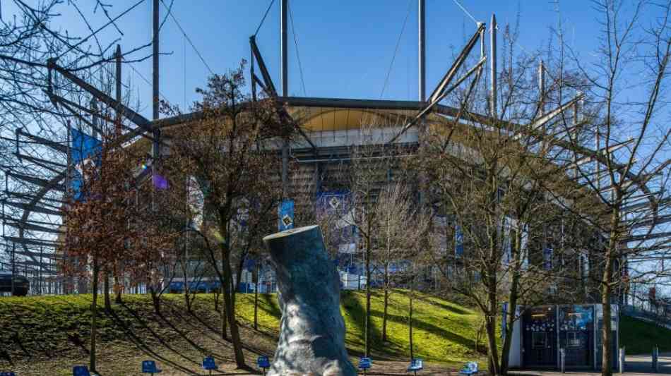 Bundesliga: Grabkreuze und Drohplakat vor dem HSV-Stadion